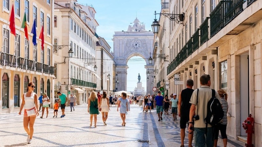 Turista passeando por uma rua de Lisboa