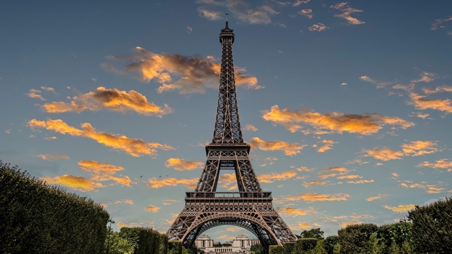 Torre Eiffel em Paris durante o por do sol