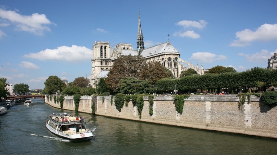 Rio Sena e a Catedral de Notre Dame em Paris
