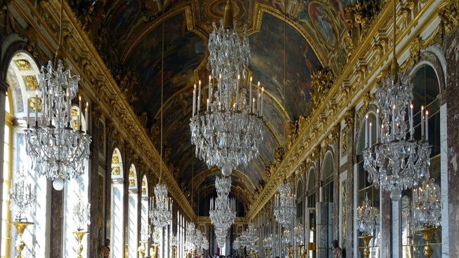 Sala dos espelhos no Palácio de Versalhes