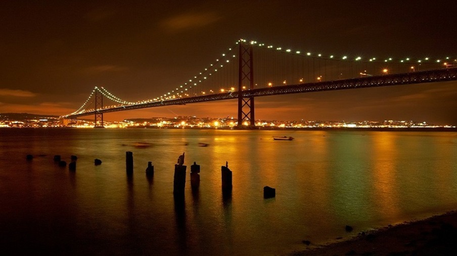 Ponte em Lisboa durante a noite