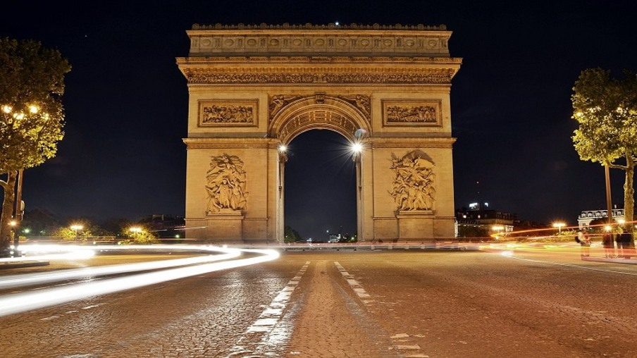 Arco do Triunfo em Paris à noite