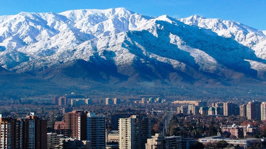 Vista da cidade de Mendoza com montanhas cheias de neve ao fundo