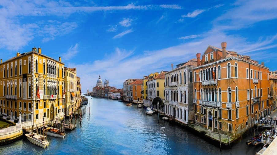 Vista de Casas e rio em Veneza