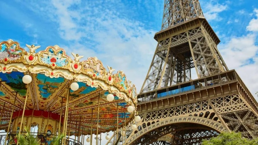 Carrossel perto da Torre Eiffel em Paris