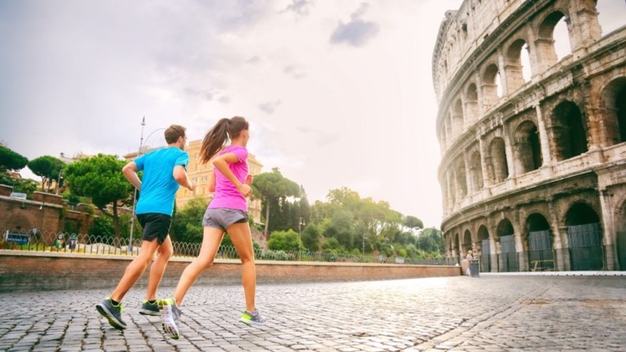 Correndo próximo ao Coliseu de Roma