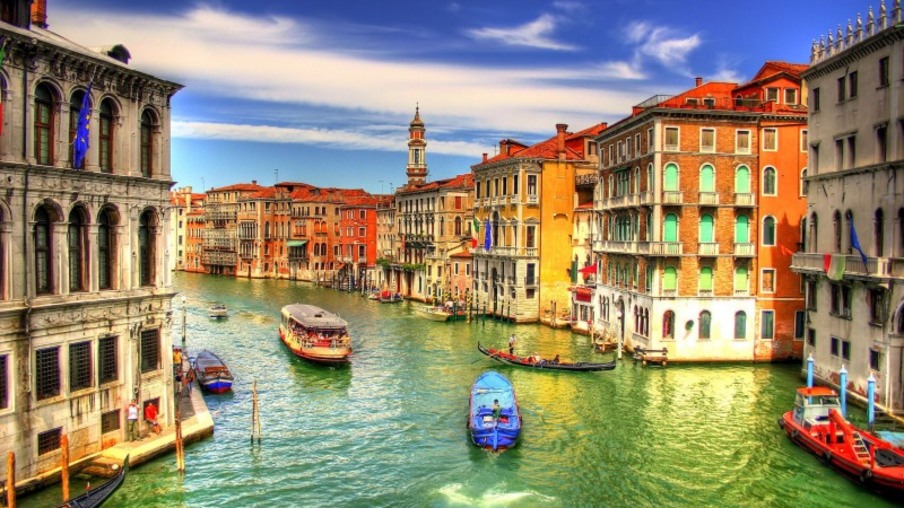 Paisagem de construções e barcos no canal em Veneza