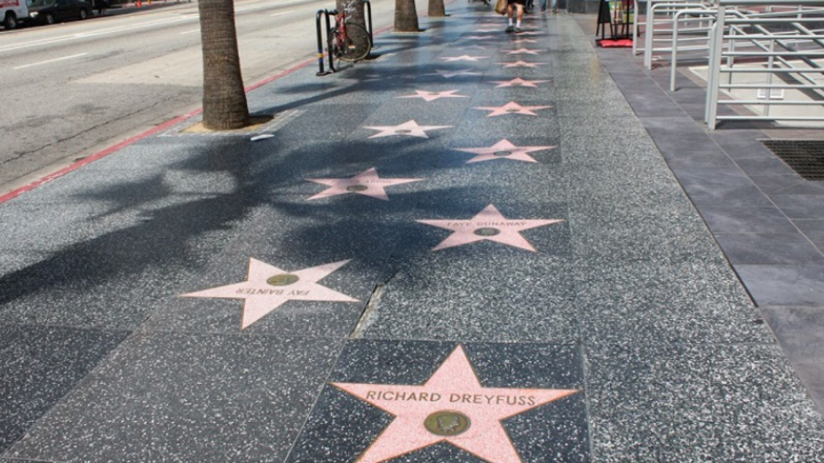 Passeio pela calçada da Fama de Hollywood em Los Angeles