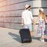 Casal com malas de viagem na Itália