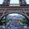 Vista aproximada da Torre Eiffel em Paris com as ruas agitadas abaixo dela