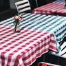 Mesas de restaurante com forros com as cores da bandeira portuguesa