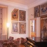 Sala com quadros pendurados na parede na Casa-Museu Boschi Di Stefano.