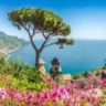 Vista da Villa Rufolo com flores em Ravello na Costa Amalfitana