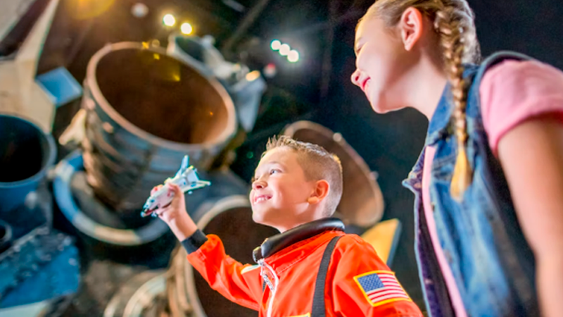 Crianças visitando o Kennedy Space Center - Parque da NASA