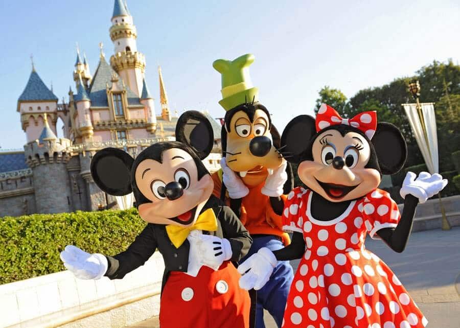 Ingressos para o complexo da Disney, ilustrado por Mickey, Minnie e Pateta