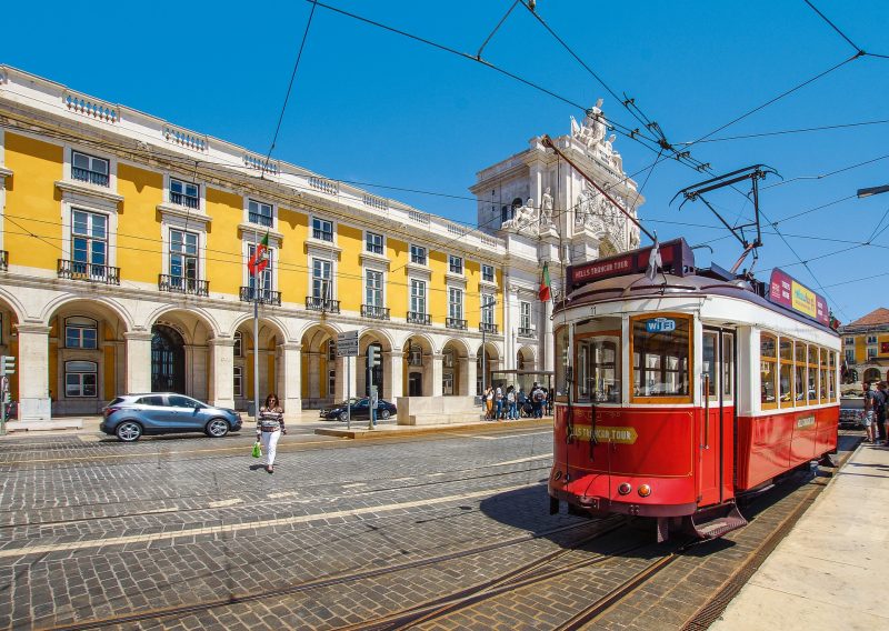 Trem andando por Lisboa