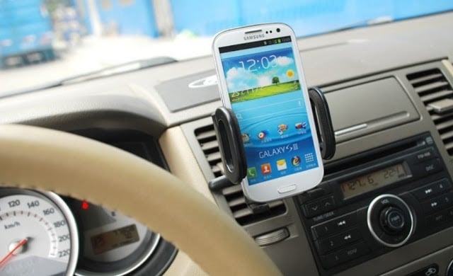 Celular com aplicativo GPS no carro