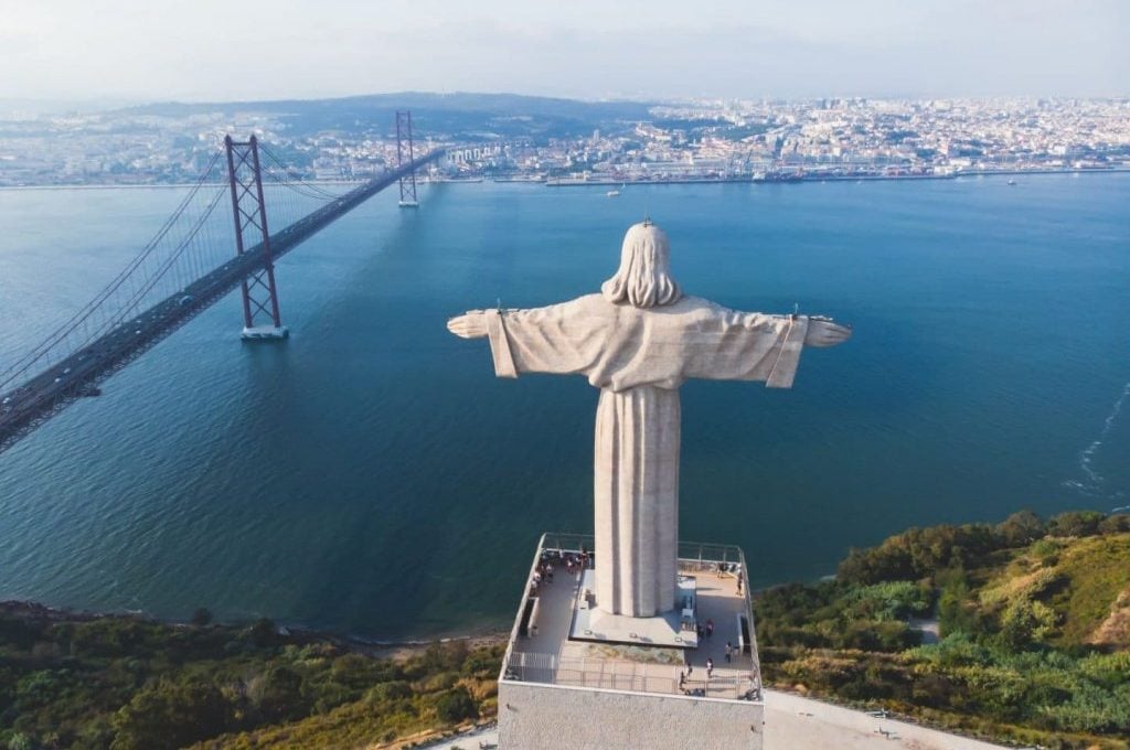 Vista do monumento Cristo Rei em Lisboa