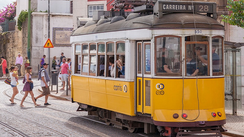 Bonde elétrico andando em Portugal