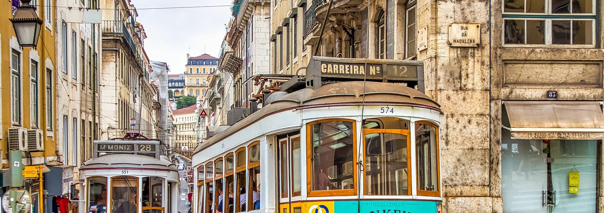 Bondes passam em ruas antigas de Portugal