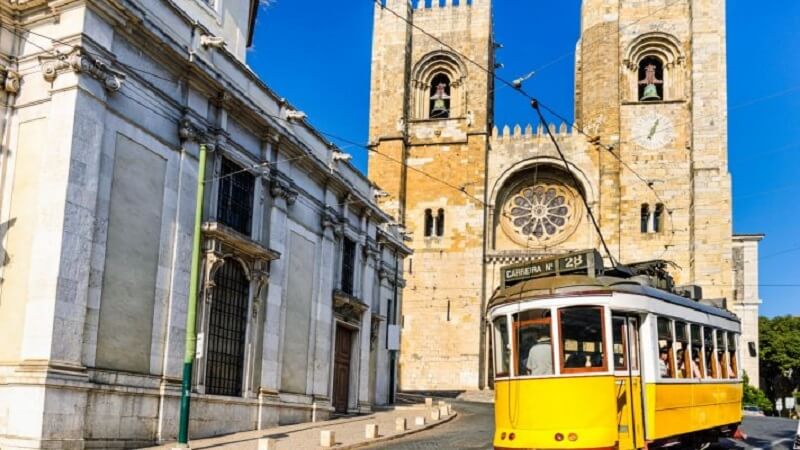 Imagem da cidade de Lisboa com um elétrico passando