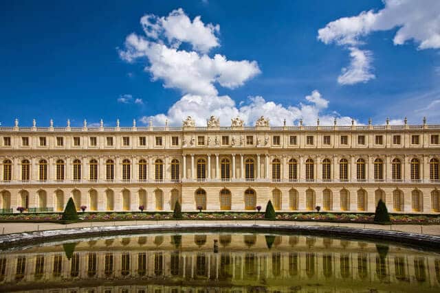 Vista externa do Palácio de Versalhes em Paris