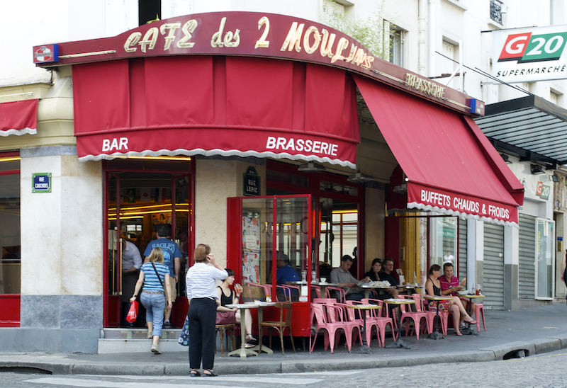 Vista externa do café Des Deux Moulins