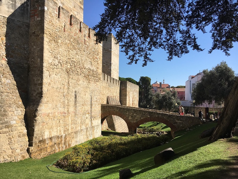 Parte externa com arcos do Castelo de São Jorge