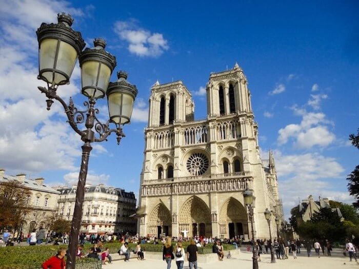 Vista externa da Catedral Notre Dame em Paris