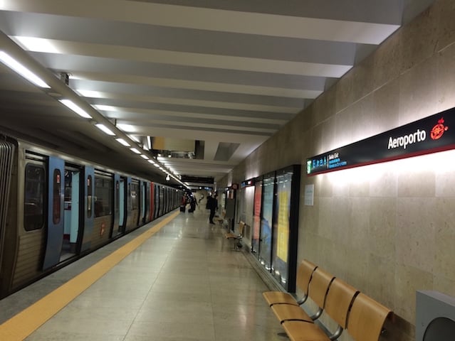Interior de metrô em Lisboa