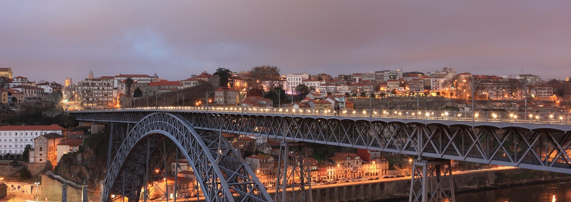 Vista da cidade do Porto ao anoitecer