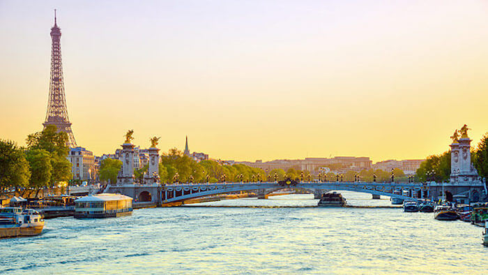 Vista do Rio Sena com a Torre Eiffel ao fundo