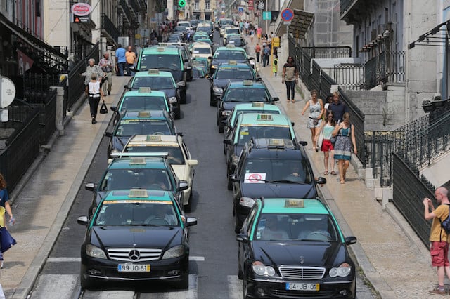 Táxis andando na rua