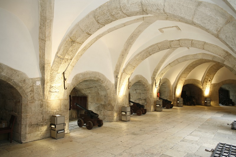 Interior da Torre de Belém com exposições de antiguidades