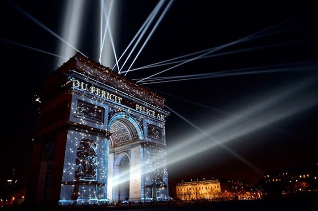 Arco do Triunfo no Ano Novo parisiense