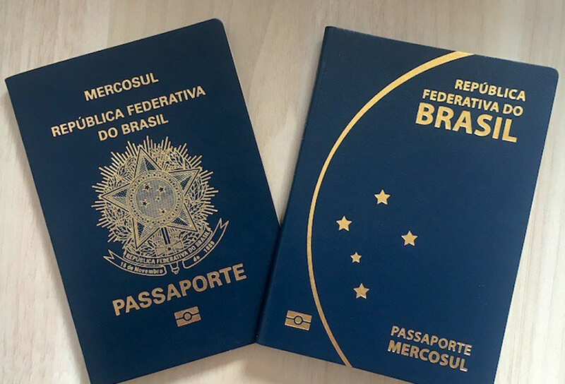 Frente e verso de um passaporte brasileiro
