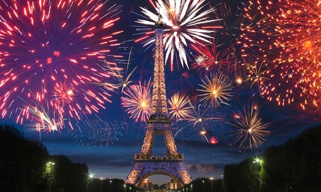 Torre Eiffel em Paris no Ano Novo