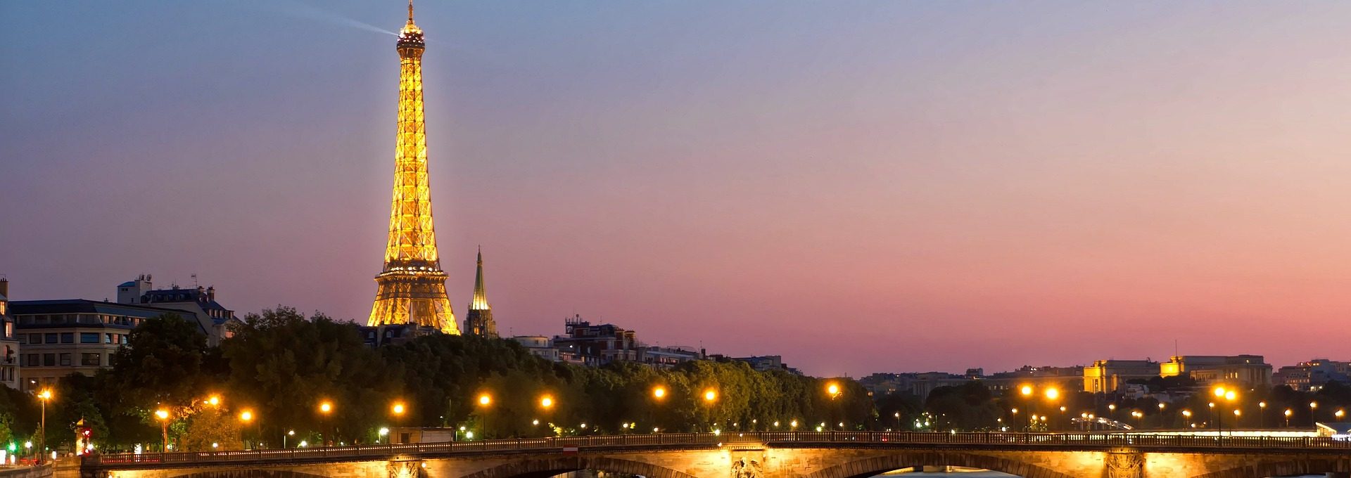 Torre Eiffel em Paris iluminada à noite