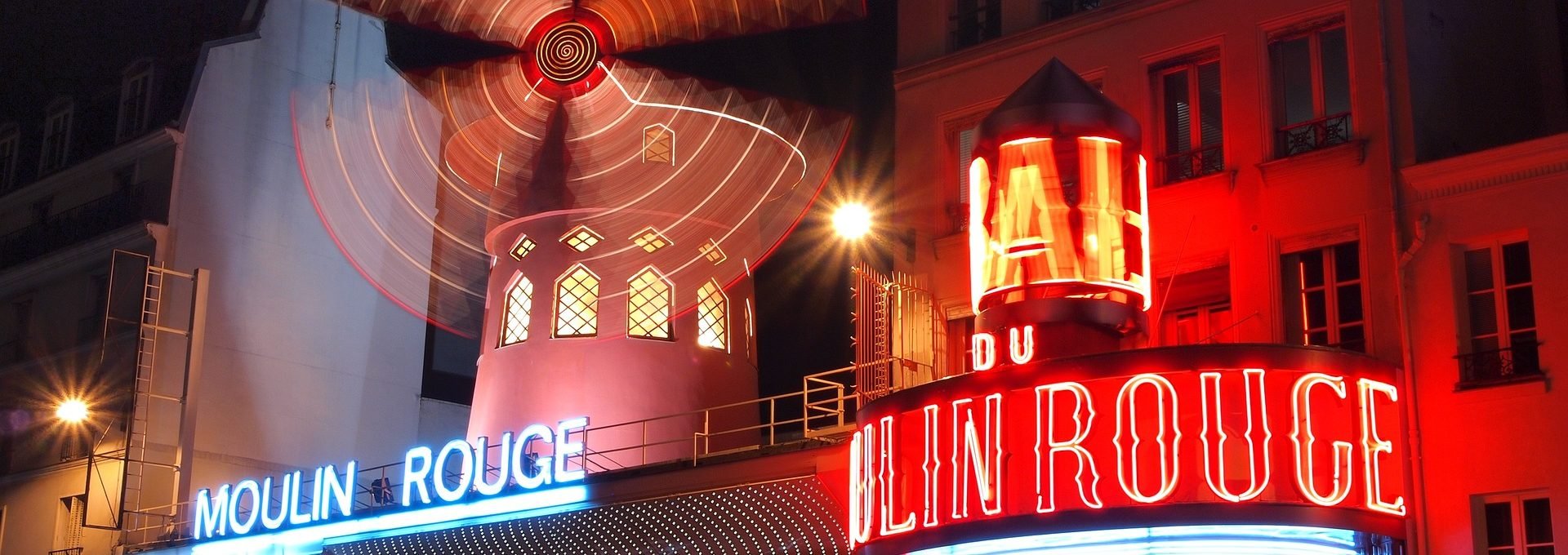 Vista externa do Moulin Rouge em Paris durante a noite