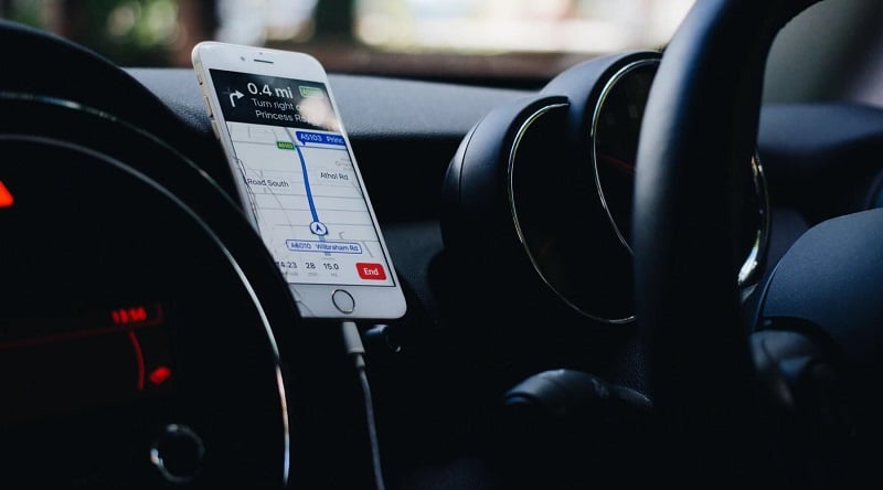 GPS em celular dentro de um carro.