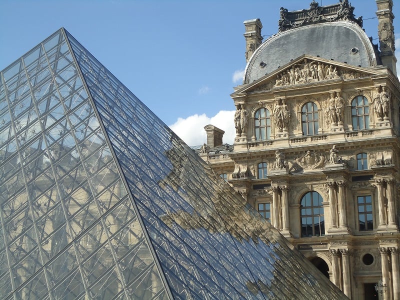 Pirâmide de vidro e uma das entradas do museu