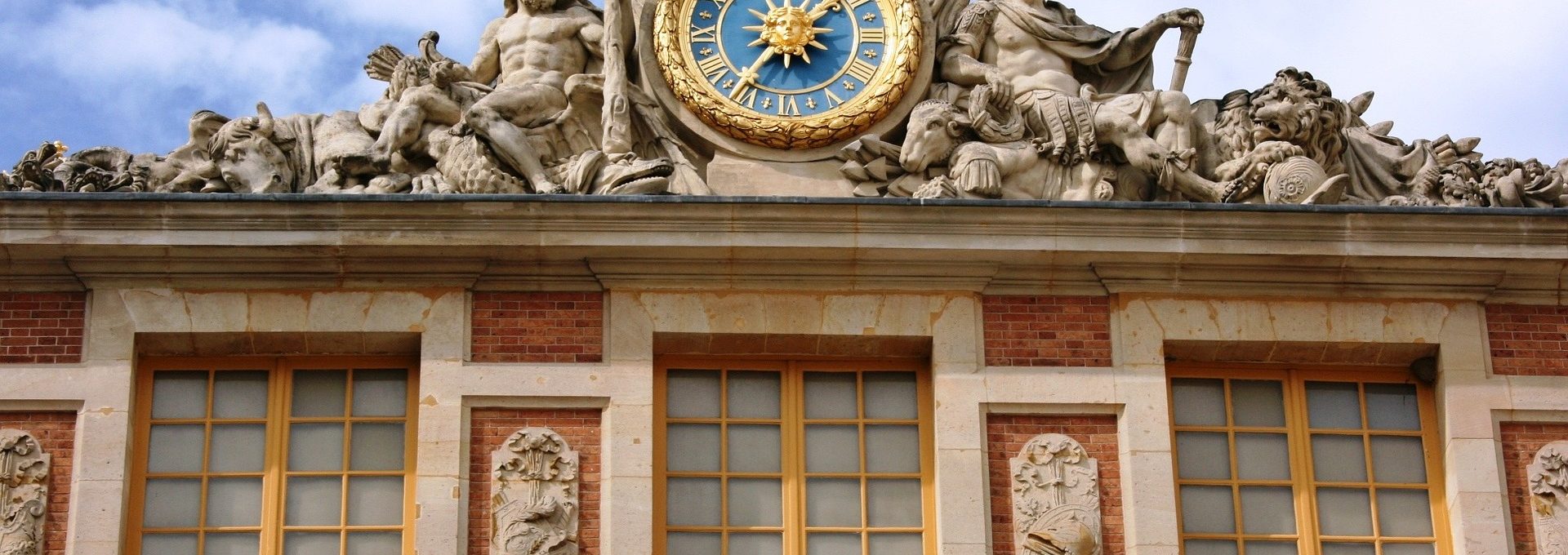 Relógio que fica na estrutura exterior do Palácio de Versalhes