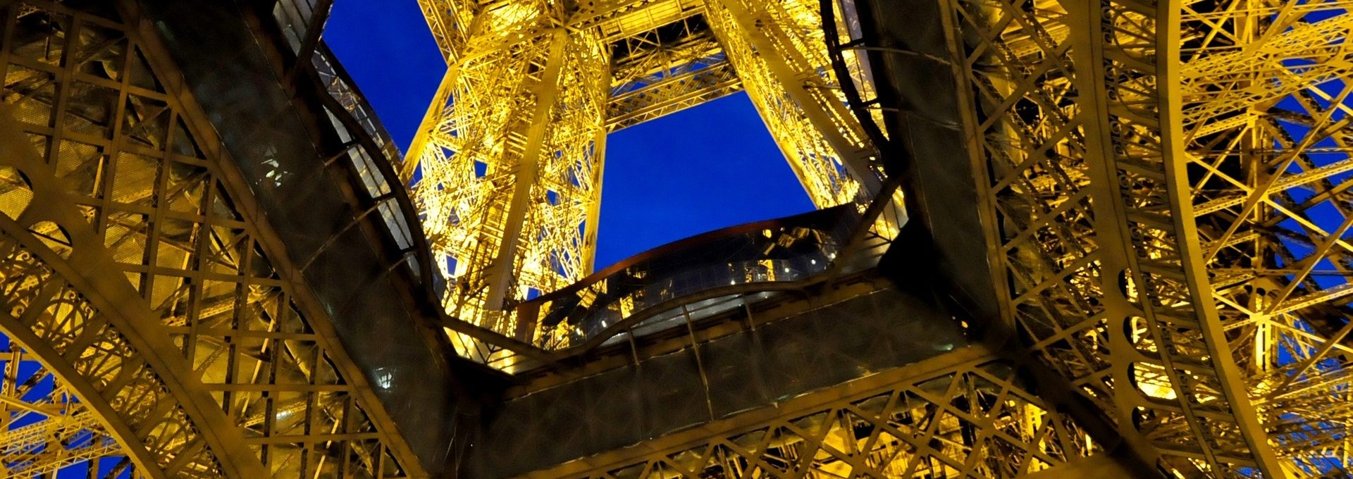 Interior da Torre Eiffel em Paris