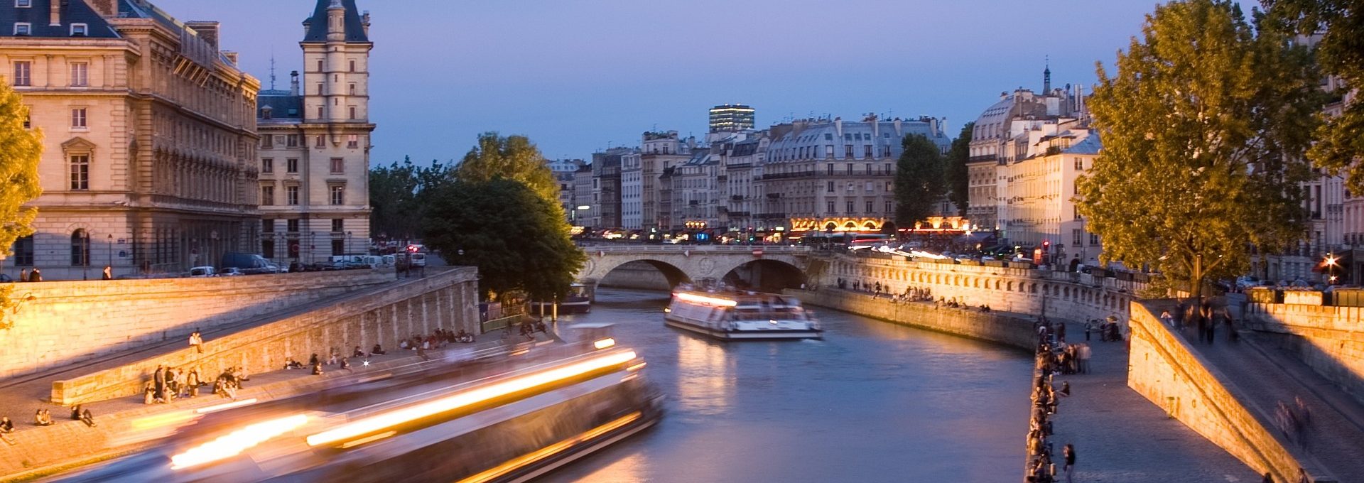 Vista do Rio Sena em Paris ao anoitecer