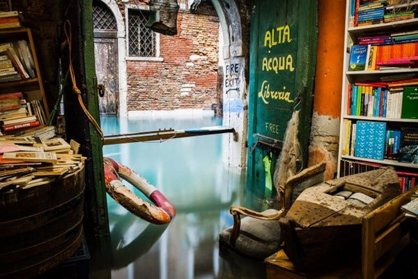 Livraria Acqua Alta em Veneza