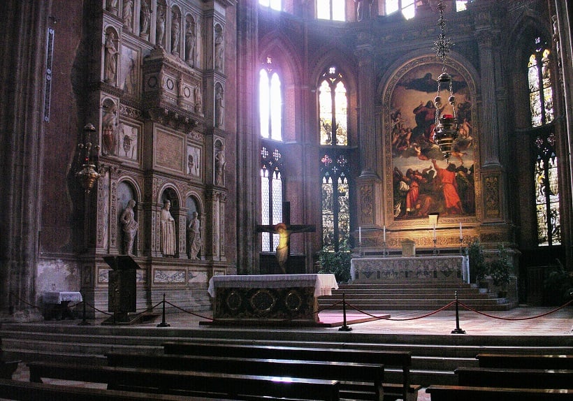 Interior da Basílica Santa Maria Gloriosa dei Frari em Veneza.