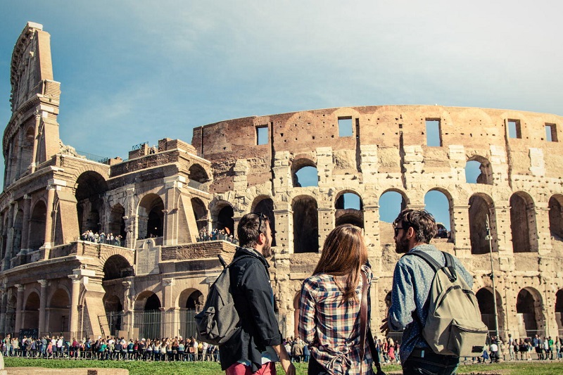 Viajantes no Coliseu de Roma