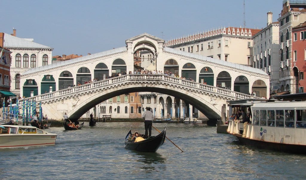 Atravessar a Ponte Rialto em Veneza