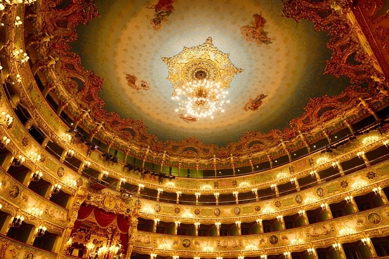 Interior do Teatro La Fenice em Veneza.