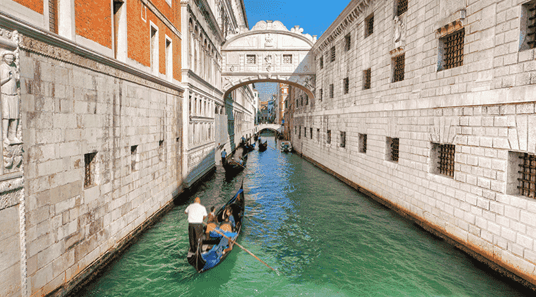 Vista da Ponte dos Suspiros em Veneza.